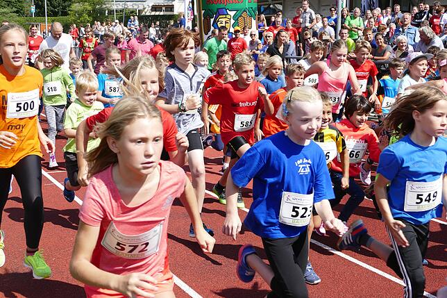 Sorgen für viel Gewusel auf der Laufbahn des Frankenmattstadions: Start des Kindertallaufs, den es nun schon seit zwölf Jahren gibt. ...