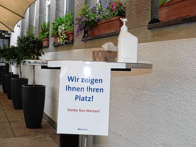 Bild 1: Komplexe Tischregeln: Für Gastronomen gelten strenge Corona-Regeln. Viele halten sich daran, aber es gibt Abweichungen &ndash; auch bei den Gästen