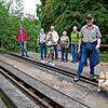 Etwa zwei Dutzend Gäste, aufgeteilt in drei Gruppen, besichtigten die Trasse der ehemaligen Wehratalbahn zwischen Wallbach und Brennet.