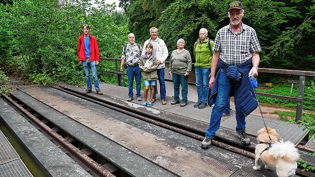 Etwa zwei Dutzend Gäste, aufgeteilt in drei Gruppen, besichtigten die Trasse der ehemaligen Wehratalbahn zwischen Wallbach und Brennet.