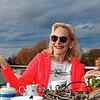 Gut gelaunt, trotz dunkler Wolken: Gaby Hauptmann im vergangenen Dezember auf der Terrasse ihres Hauses in Allensbach. Darum, auch dann ...