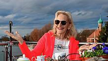 Gut gelaunt, trotz dunkler Wolken: Gaby Hauptmann im vergangenen Dezember auf der Terrasse ihres Hauses in Allensbach. Darum, auch dann ...