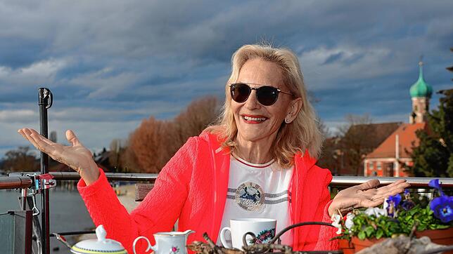 Gut gelaunt, trotz dunkler Wolken: Gaby Hauptmann im vergangenen Dezember auf der Terrasse ihres Hauses in Allensbach. Darum, auch dann ...