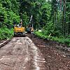 Langsam aber stetig fressen sih die Bagger durch das Schlüchttal. Täglich werden 30 Meter Kanal verlegt und somit ist die Baumaßnahme ...