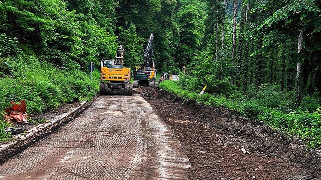 Langsam aber stetig fressen sih die Bagger durch das Schlüchttal. Täglich werden 30 Meter Kanal verlegt und somit ist die Baumaßnahme ...