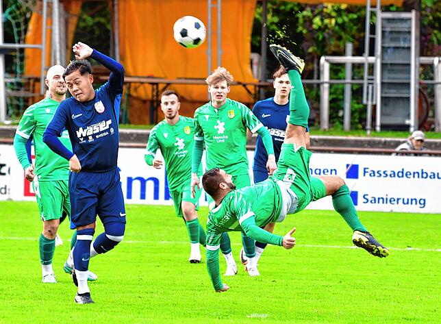 Akrobatisch: Sascha Strazzeri versucht es beim 3:2-Sieg des SV Herten beim VfB Waldshut mit einem Fallrückzieher, der Cihan Ceylan ...