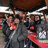 Diese Lauchringer und Waldshuter genießen einen Glühwein in den Waldshuter Weihnachtsmarkttassen, die es jedes Jahr in einer anderen ...