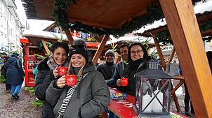 Diese Lauchringer und Waldshuter genießen einen Glühwein in den Waldshuter Weihnachtsmarkttassen, die es jedes Jahr in einer anderen ...