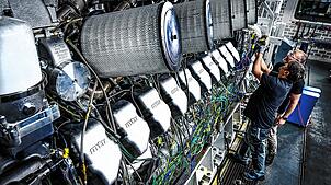 Rolls-Royce Power Systems stellt unter der Marke MTU Motoren für Schiffe, Züge, Schwerlastfahrzeuge und Industriemaschinen sowie ...