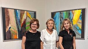 Ingeborg Eglin, Monika Lehnertz und Petra Hartmann (von links) vom Künstlerkreis in der Ausstellung „Kunst analog & digital“ in der ...