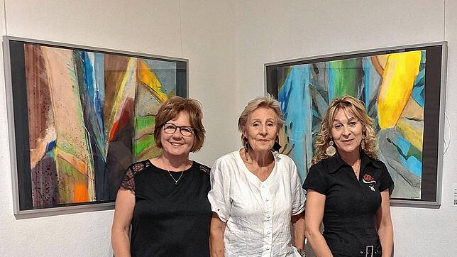 Ingeborg Eglin, Monika Lehnertz und Petra Hartmann (von links) vom Künstlerkreis in der Ausstellung „Kunst analog & digital“ in der ...