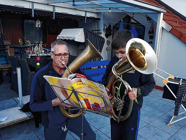 Ralf und Jakob Martin beim Hondinger Balkonkonzert.