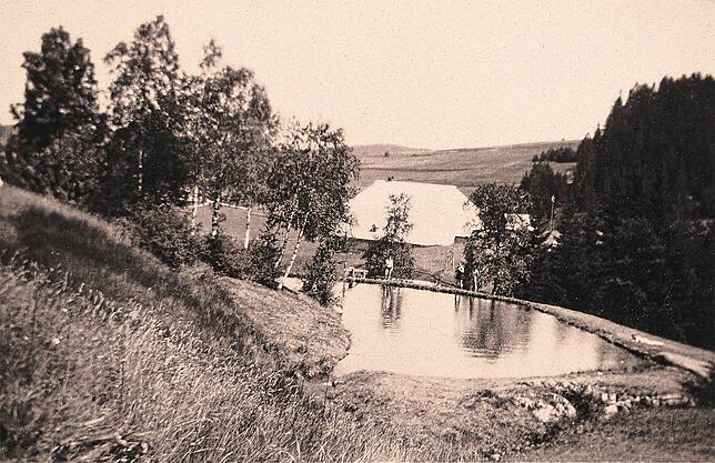 Das Schwimmbad beim Wehrlebaschen um 1925.