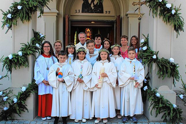 St. Peter und Paul Bodman: Jona Stoller (von links), Anna Schatz, Laura Renna, Noah Mendler, Stefanie Nieratschker, Mathea Kuppel und ...
