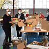Erika Kornmaier (links) und Artur Ostermeier haben nicht nur vieles im Vorfeld der Paketaktion organisiert, sie ließen es sich auch ...