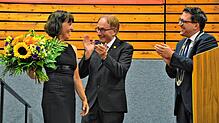 Für 16 Jahre als Frau an seiner Seite wurde auch Christina Lamm geehrt. Alt-Bürgermeister Edgar Lamm und sein Nachfolger Dominik Männle ...