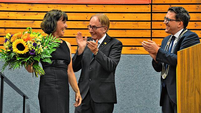 Für 16 Jahre als Frau an seiner Seite wurde auch Christina Lamm geehrt. Alt-Bürgermeister Edgar Lamm und sein Nachfolger Dominik Männle ...