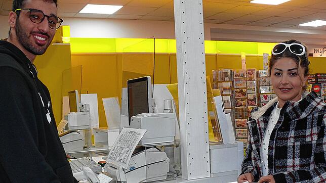 Rudi Shauwish ist einer der neu eingestellten Kräfte an der Petershauser Postfiliale. Er nimmt eine Retourensendung von Kundin Silafa ...