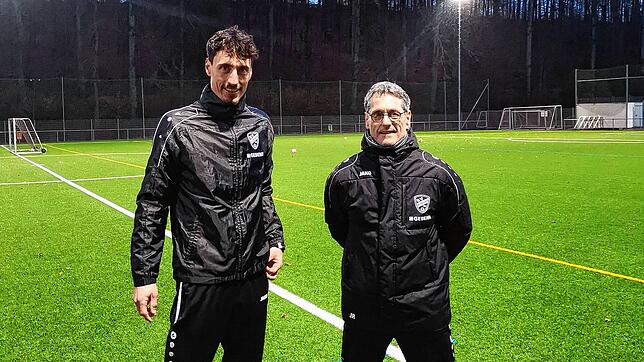 Torsten Ruddies (links) mit Vater und Trainer Joachim. Noch spielt Ruddies Junior für den SV Denkingen, in der kommenden Saison wird er ...