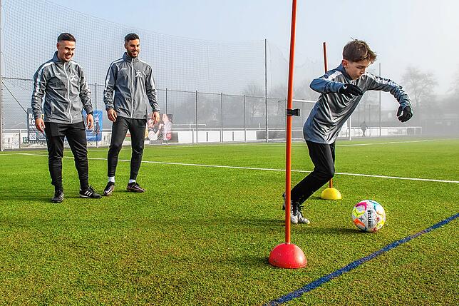 Spaß am Fußball: Ibni Jusufi (links) vom VfB Waldshut und Sandro Knab vom SV 08 Laufenburg haben die Fußballschule Hochrhein gegründet. ...