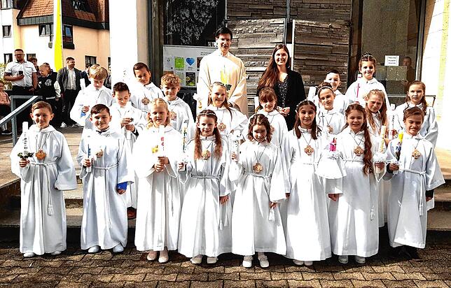 19 Kinder haben in Bad Dürrheim in der Kirchengemeinde St. Johann ihre Kommunion gefeiert: Celine Aman, David Baier, Paula Bethke, Mika ...