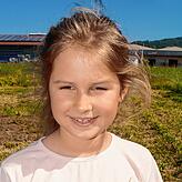 Lara Sophie findet, dass ein Swimming-Pool und ein Eiswagen sich gut bei der neuen Schule machen würden.