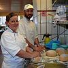Konditormeisterin Julia Trompeteler und ihr Mitarbeiter Abid Ali Foladi aus Afghanistan bei der Arbeit auf dem Fuchshoof in Dingelsdorf