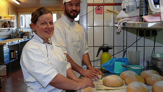 Konditormeisterin Julia Trompeteler und ihr Mitarbeiter Abid Ali Foladi aus Afghanistan bei der Arbeit auf dem Fuchshoof in Dingelsdorf