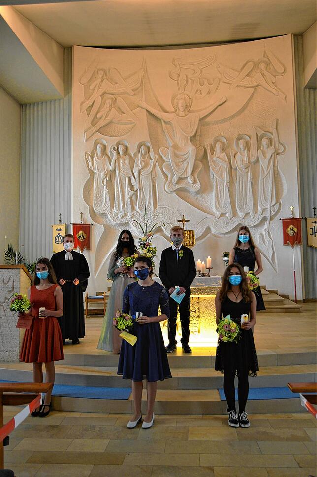 Pfarrer Samuel Schelle (hinten links) mit den Konfirmandinnen und Konfirmanden (vorne von links) Veronique Dages, Sarah Rieger, Cecile ...