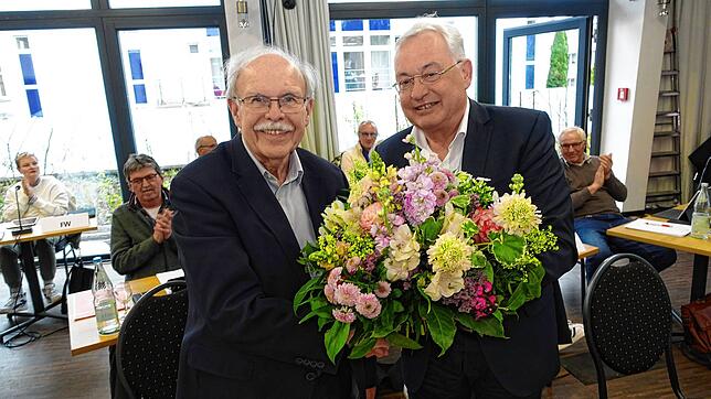 Ende eines langen kommunalpolitischen Engagements: CDU-Stadtrat Wolfgang Müller-Fehrenbach (links) erhält bei seiner letzten Sitzung des ...
