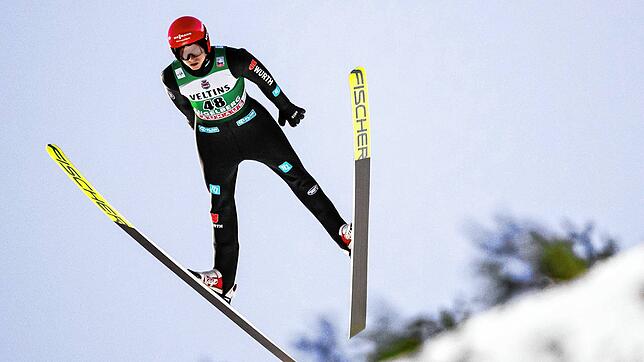Karl Geiger, hier Mitte Dezember beim Weltcup in Engelberg, will bei der Vierschanzentournee vorne mitspringen.