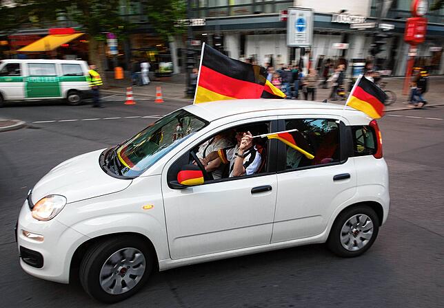 Fußballfans feiern einen Sieg der Deutschen mit einem Autokorso – alles ist dabei aber nicht erlaubt.