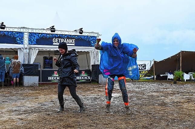Bild 1: Southside 2024: Die Besucher trotzen dem Matsch