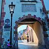 Der eingerüstete Turm des Oberen Tors in Waldshut am 12. November 1910. Bauarbeiter und Mitglieder des Gemeinderats haben sich zum ...