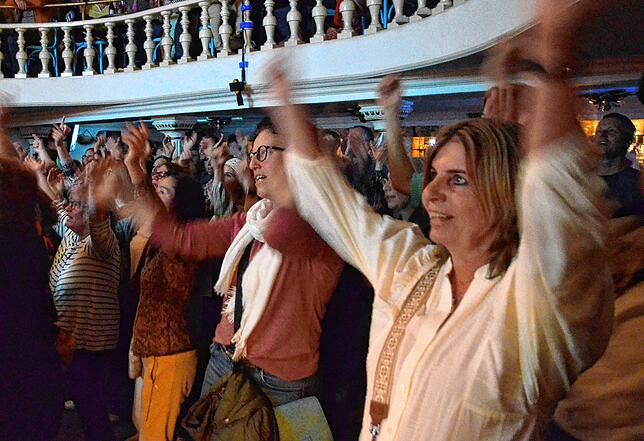Gute Stimmung im Markdorfer Theaterstadel beim „Dein Mitsing-Ding“: Die Mitsänger sind in der Minderheit – dafür singen die ...