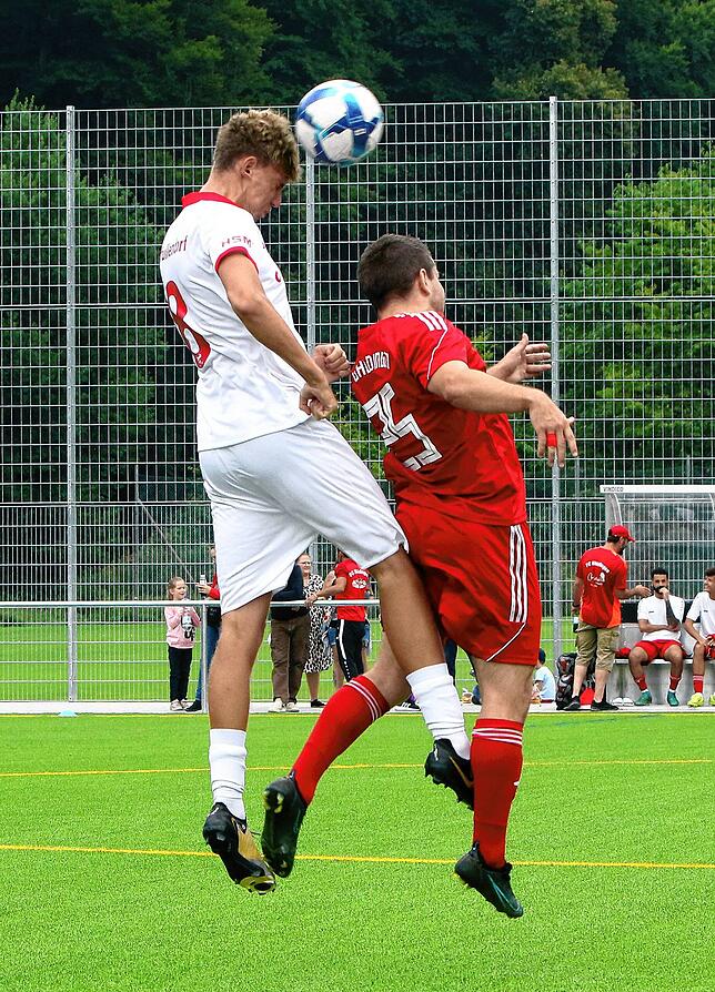 Bild 2: Knackiger Auftakt zwischen SC Pfullendorf II und FC Uhldingen. Wir waren mit der Kamera dabei!