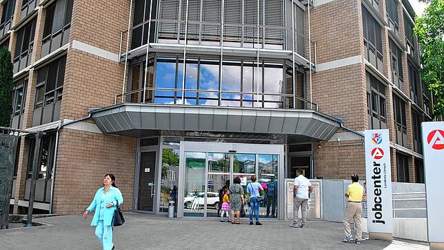 Publikumsverkehr bei der Agentur für Arbeit in Lörrach im Juni 2017. Ab 15. Juni 2020 sollen persönliche Termine in Einzelfällen wieder ...