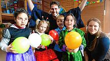 Gruppenbild im Fasnetshäs: Im Häfler Kindergarten St. Petrus Canisius wird am Gumpigen das Beste aus der Situation gemacht. Verkleiden ...