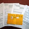 Bei der Corona-Schutzimpfung geht es nicht ohne Bürokratie. Im Bild von links die Terminbestätigung, Anamnesebogen, Einwilligung zur ...