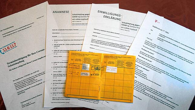 Bei der Corona-Schutzimpfung geht es nicht ohne Bürokratie. Im Bild von links die Terminbestätigung, Anamnesebogen, Einwilligung zur ...