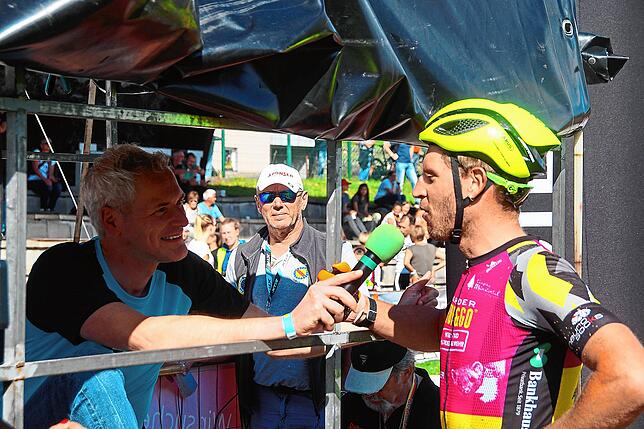 Ansager Stefan Lubowitzki im Interview mit Matthias Bettinger vom Skiclub Urach, dem Zweitplatzierten über 60 Kilometer.