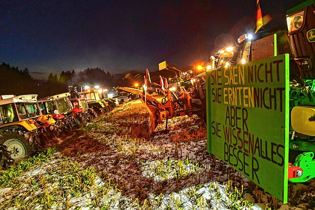 Viele der Traktoren waren mit Plakaten ausgestattet, in der sie die Politik in Berlin kritisierten.