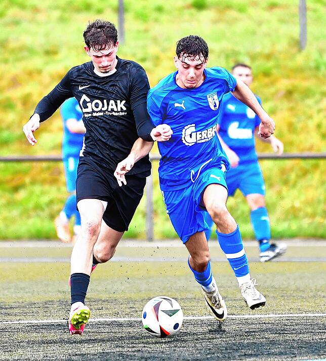 Bringt Erfahrung mit: Luca Nunninger (rechts, gegen den Wehrer Kian Andree) kommt von den SF Schliengen zum FC Bad Bellingen. In der ...