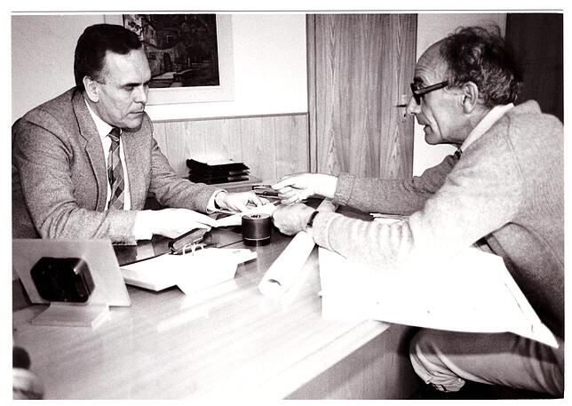 Werner Kesenheimer (links) und Landschaftsarchitekt Andreas Sulzer bei einer Beratung im Jahr 1982.