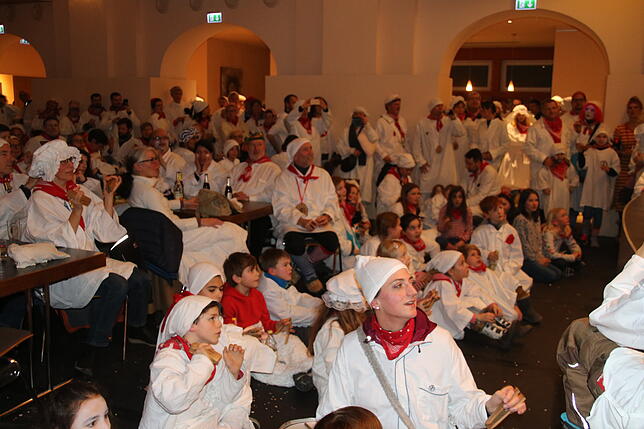 Bild 9: Preiskleppern im Scheffelhof: Die Jury des Turnvereins hat die neuen königlichen Hoheiten am Hemdglonker gekürt (Teil 1)