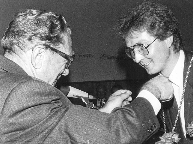 Manfred Jüppner (rechts) bekommt bei seiner Amtseinführung die Amtskette der Gemeinde Mühlingen umgehängt.