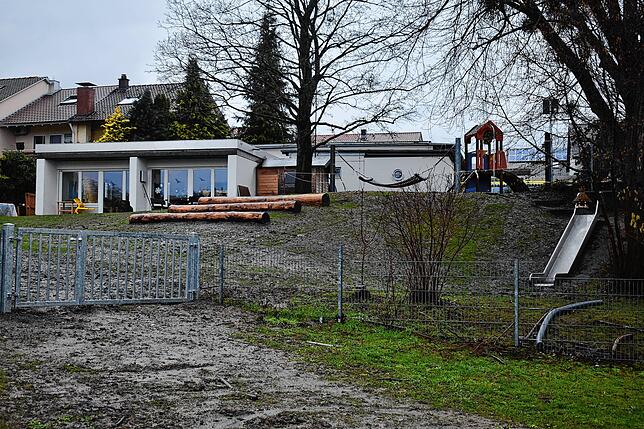 Ein Bild der Verlassenheit – natürlich auch dem regnerischen Wetter geschuldet. Die Kita im Grün mit Außenanlage.