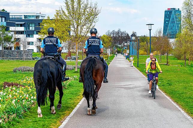 Die Reiterstaffel der Polizei auf Patrouille im Schwenninger Neckarpark, das gab es 2021 zu Ostern, als sich nachts immer mehr Menschen ...