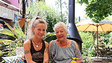 Leoni (links) und Sonja Stiem im Garten ihres Fischerstübles an der Hagnauer Hauptstraße. Während des Gesprächs schleppt sich wenige ...