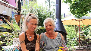 Leoni (links) und Sonja Stiem im Garten ihres Fischerstübles an der Hagnauer Hauptstraße. Während des Gesprächs schleppt sich wenige ...